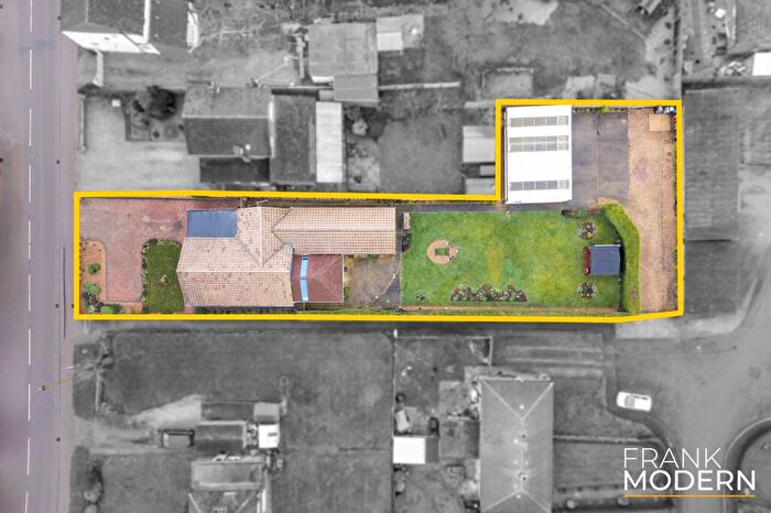 4 Bedroom Detached Bungalow For Sale In Seas End Road, Moulton Seas End, PE12