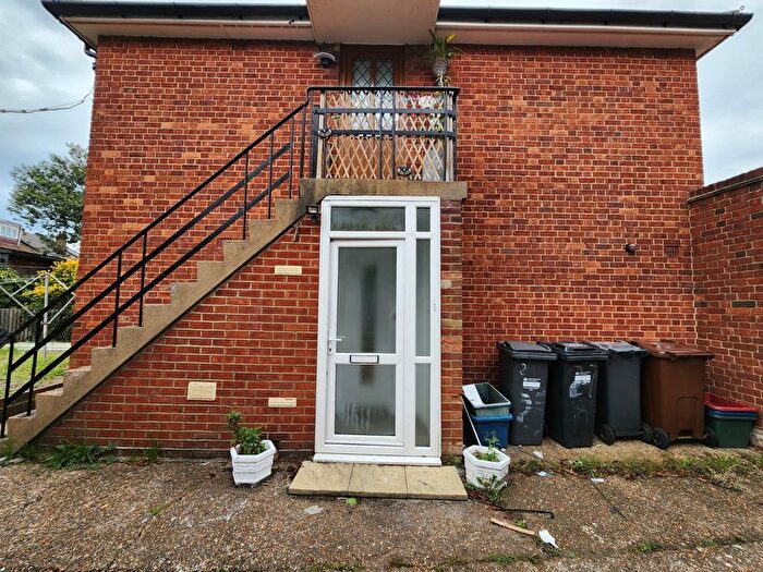 3 Bedroom Maisonette To Rent In Cambria Close, Hounslow, TW3