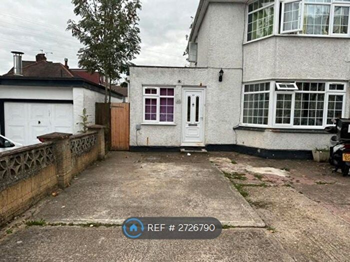 4 Bedroom Semi-Detached House To Rent In Oatlands Drive, Slough, SL1