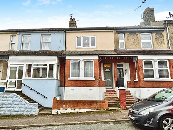 3 Bedroom Terraced House For Sale In Wyndham Road, Chatham, ME4