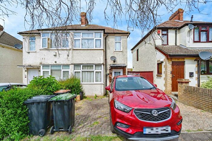 2 Bedroom Semi-detached House For Sale In Third Avenue, Luton, Bedfordshire, LU3