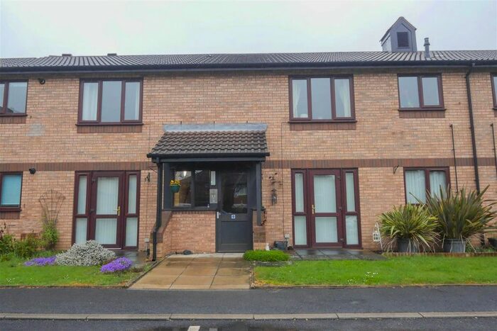 2 Bedroom Flat For Sale In Galloway Court, Pudsey, LS28