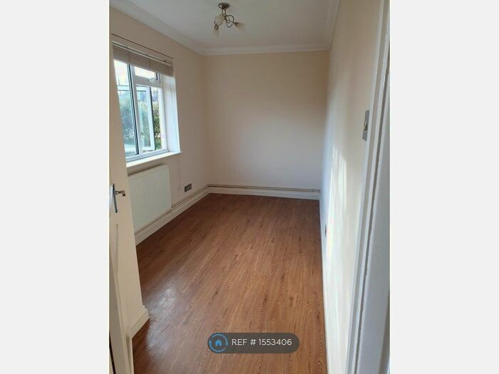 2 Bedroom Bungalow To Rent In Beagles Close, Orpington, BR5