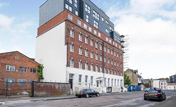 2 Bedroom Flat To Rent In Atlantic Mansions, SO14