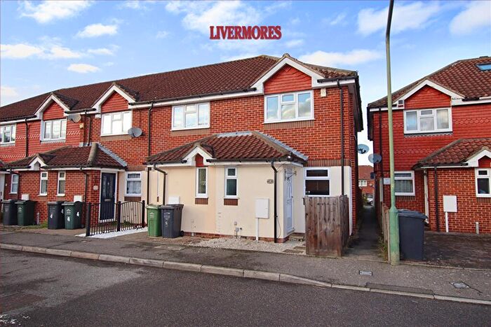 2 Bedroom End Of Terrace House For Sale In Horsfield Close, Dartford, Kent, DA2