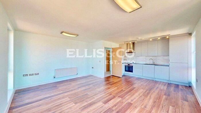 2 Bedroom Flat To Rent In The Green, Southall, UB2