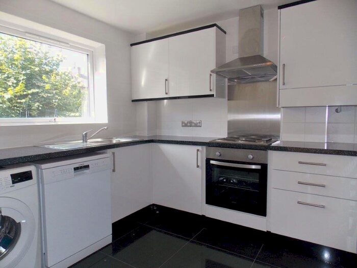 2 Bedroom Flat To Rent In Palmerston Road, Buckhurst Hill, IG9