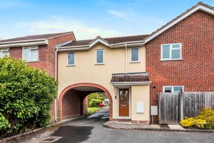 Studio To Rent In Barnett Lane, Woking GU18