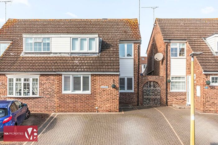 4 Bedroom Semi Detached House For Sale In Buryholme, Broxbourne, EN10
