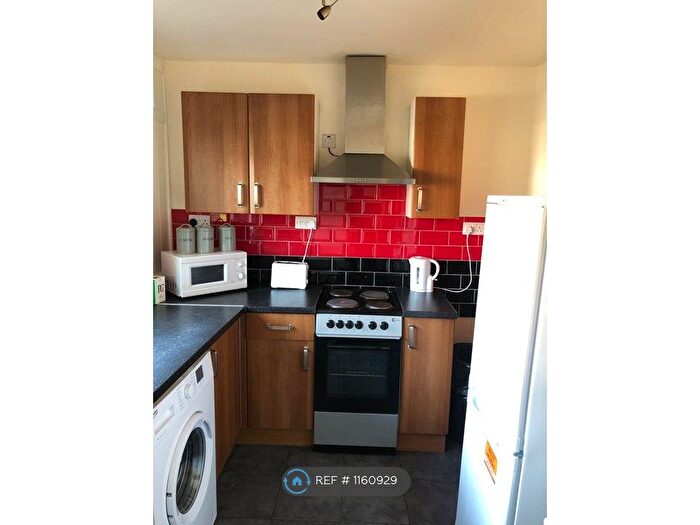 3 Bedroom Flat To Rent In Beadnell Court, London, E1