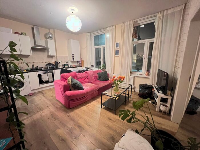 3 Bedroom Flat To Rent In Brixton Road, London, SW9