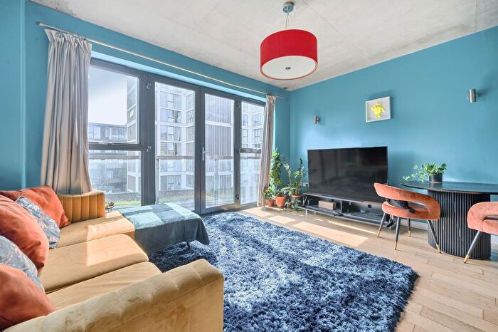 2 Bedroom Maisonette To Rent In Kingsland Road, Hackney, E2