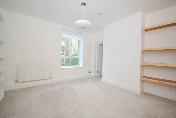 3 Bedroom Flat To Rent In Dog Kennel Hill Estate East Dulwich, SE22