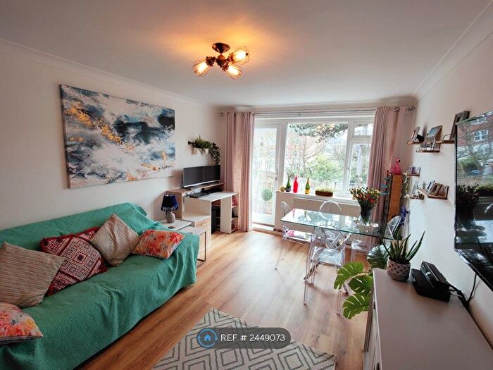 2 Bedroom Flat To Rent In Lovelace Gardens, Surbiton, KT6
