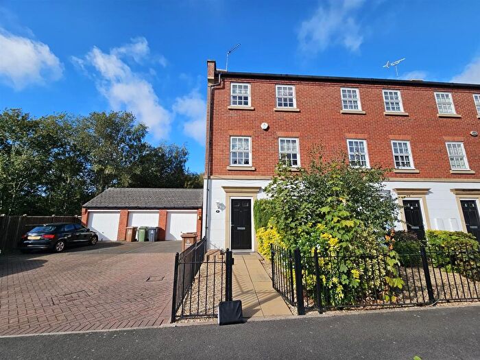 3 Bedroom Town House To Rent In Netherhall Avenue, Birmingham, B43