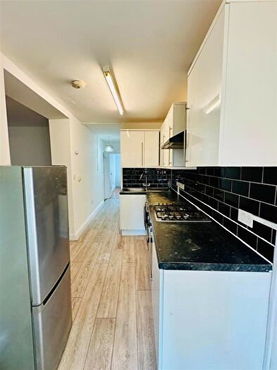 2 Bedroom Flat To Rent In Bedroom Ground Floor Flat, Stow Crescent, Walthamstow, - £ Pcm, E17
