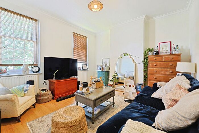 3 Bedroom Flat To Rent In Swaby Road, London, SW18