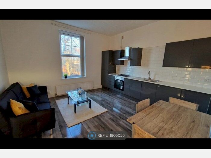 2 Bedroom Flat To Rent In Lawn View, Manchester, M8