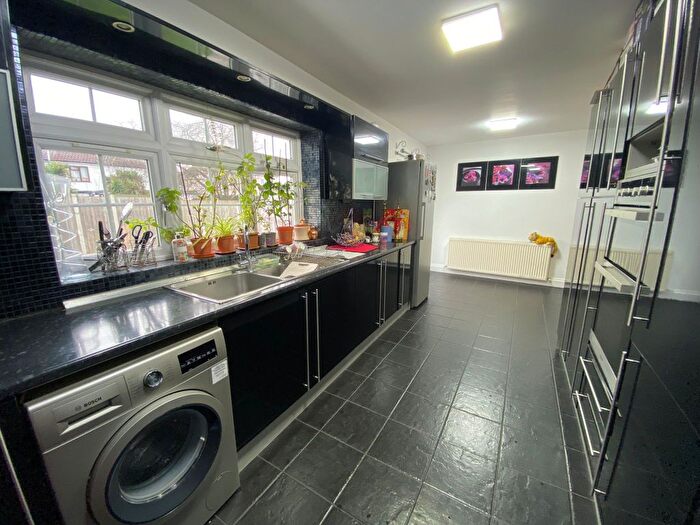 5 Bedroom Semi-detached House To Rent In Stradbroke Grove, Clayhall, Ilford, IG5