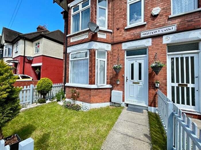 1 Bedroom Maisonette For Sale In Hazelbury Court, Hazelbury Crescent, Luton, Bedfordshire, LU1