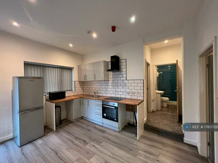 2 Bedroom Flat To Rent In Longden Road, Manchester, M12