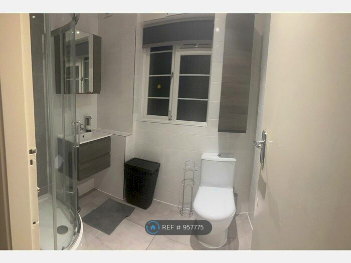 3 Bedroom Flat To Rent In Great West Road, Osterley, TW5