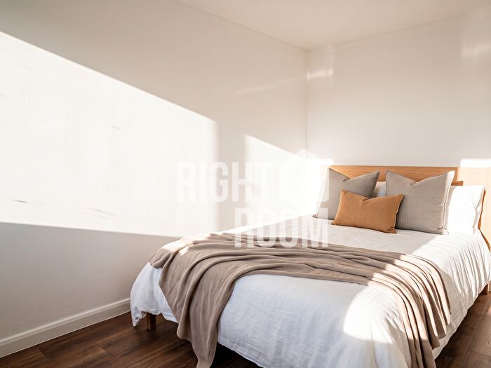 2 Bedroom Flat To Rent In Flat, Madina House, Downs Road, LU1
