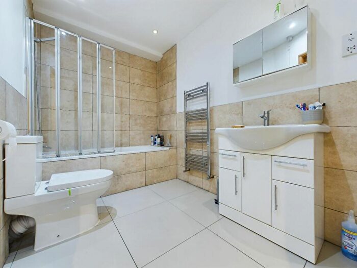 2 Bedroom Flat For Sale In Flat D, Old Ford Road, Tower Hamlets, London, E3