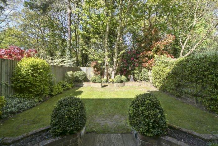 4 Bedroom Property To Rent In Hanger Hill, Weybridge, KT13