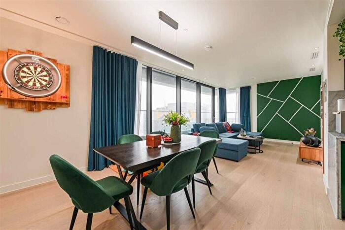 2 Bedroom Apartment To Rent In Hobart Building, Wards Place, E14