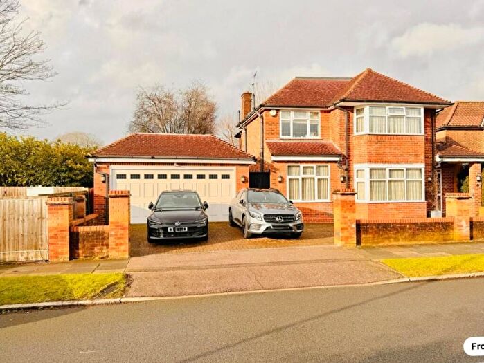 Detached House For Sale In Cedar Drive, Pinner, HA5