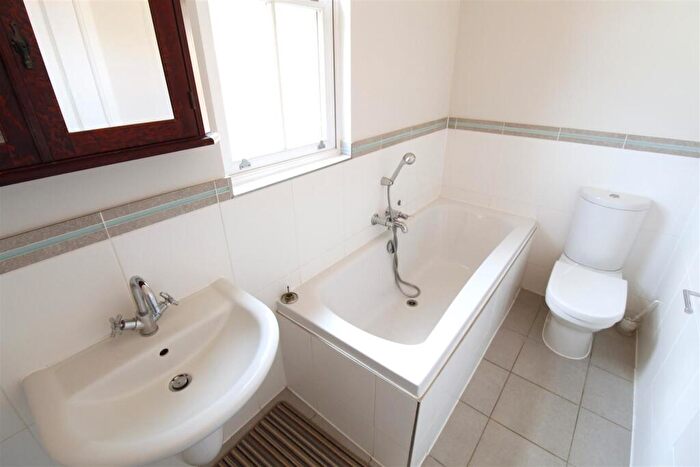 2 Bedroom Cottage To Rent In Coldharbour Road, Pyrford, GU22