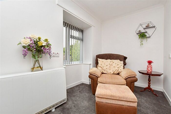 2 Bedroom Flat For Sale In Henbit Close, Tadworth, Surrey, KT20