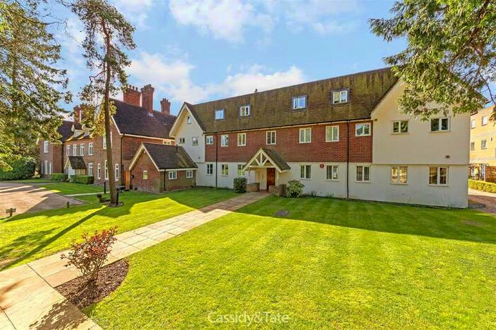 2 Bedroom Apartment For Sale In Coopers Green Lane, Hatfield, AL10