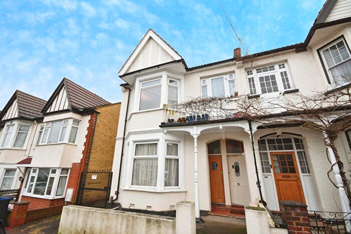 1 Bedroom Flat For Sale In Ramuz Drive, Westcliff-On-Sea, Essex, SS0