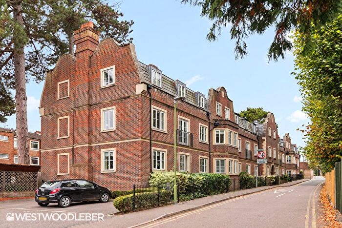 2 Bedroom Flat For Sale In Esdaile Lane, Hoddesdon, EN11
