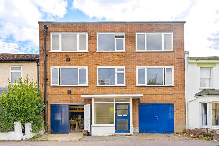 2 Bedroom Flat For Sale In Woodville Road, Walthamstow, London, E17