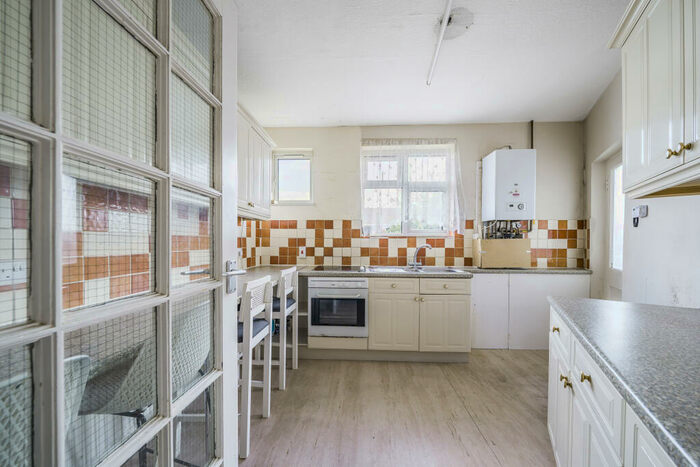 3 Bedroom Apartment To Rent In Colney Hatch Lane, N10