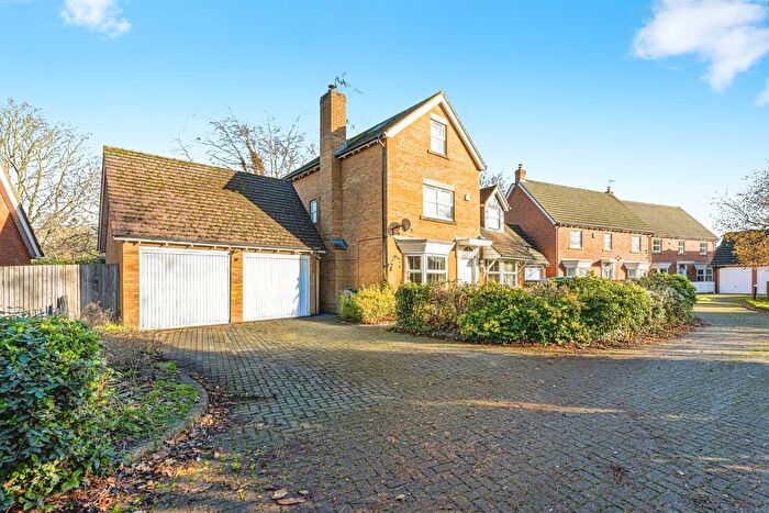 4 Bedroom Detached House For Sale In Whitebeam Close, Weston Turville, Aylesbury, HP22
