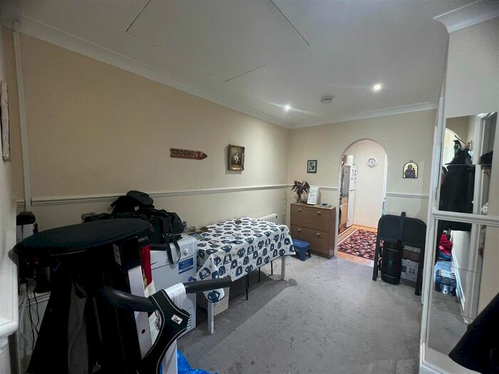 1 Bedroom Flat To Rent In Moneyhill Parade, Rickmansworth, WD3