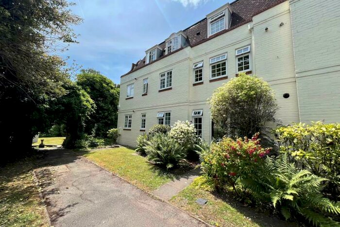 2 Bedroom Flat To Rent In Lightwater, GU18