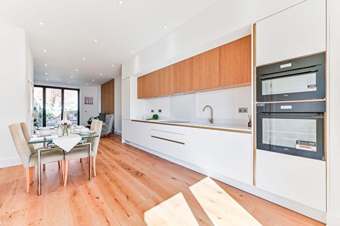 4 Bedroom Houseboat For Sale In Maplehurst Place, Coulsdon, CR5