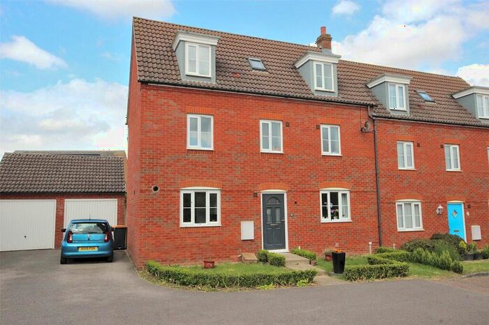 5 Bedroom Semi-Detached House For Sale In Russet Close, Bedford, Bedfordshire, MK41