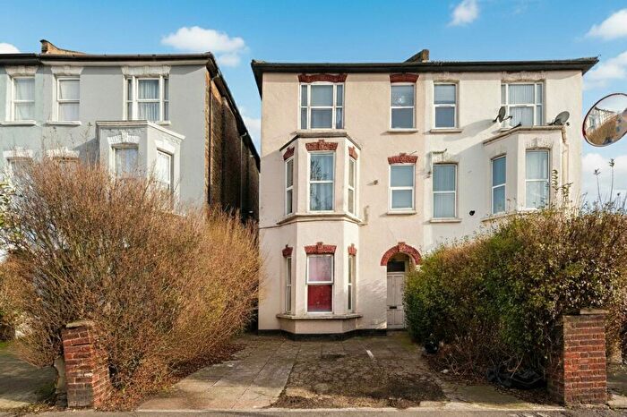 3 Bedroom Flat To Rent In Claremont Road, London, NW2