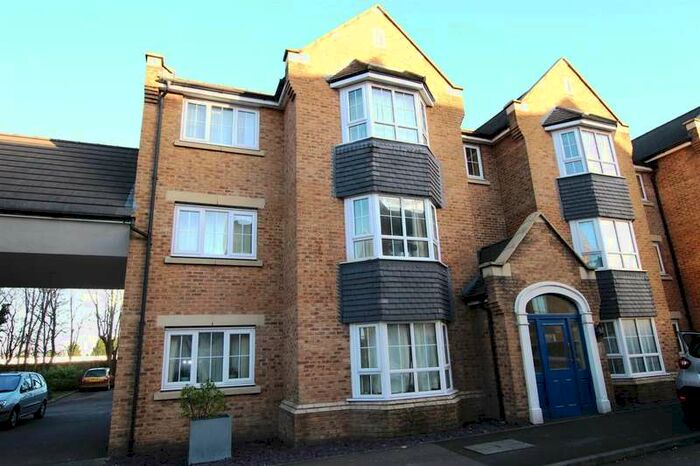 2 Bedroom Flat To Rent In Bramley Court, Luton Road, Dunstable, LU5