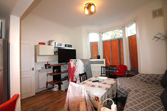 1 Bedroom Flat To Rent In Longley Road, London, SW17