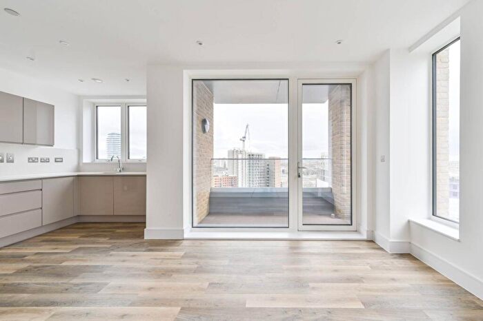 2 Bedroom Flat To Rent In York Rd, Battersea, London, SW11