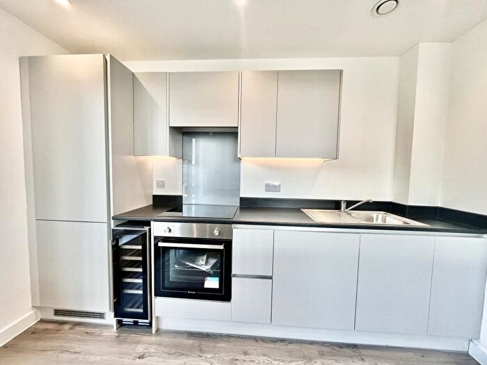 3 Bedroom Flat To Rent In Weir Road, London, SW12