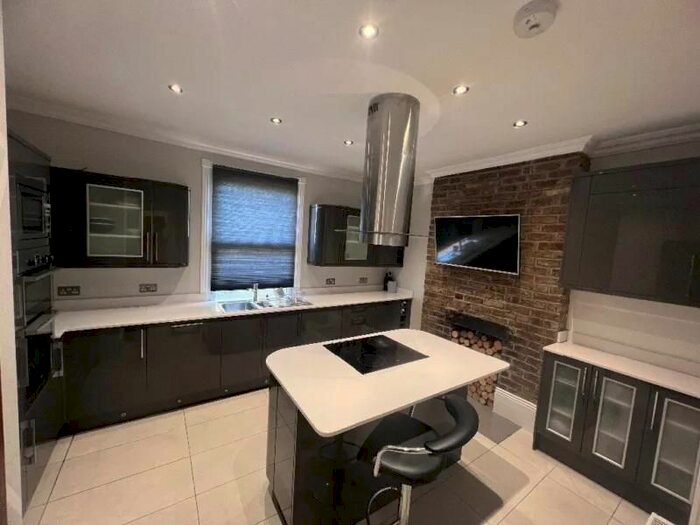 3 Bedroom Flat To Rent In Longley Road, Tooting, SW17