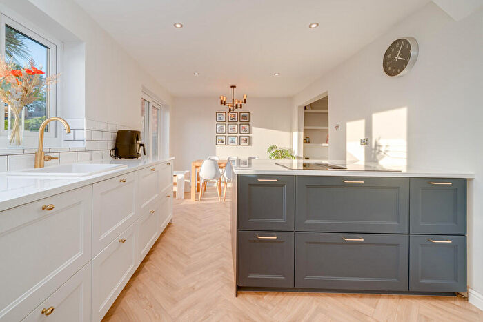 4 Bedroom Detached House For Sale In Southcroft Avenue, Birkenshaw, BD11